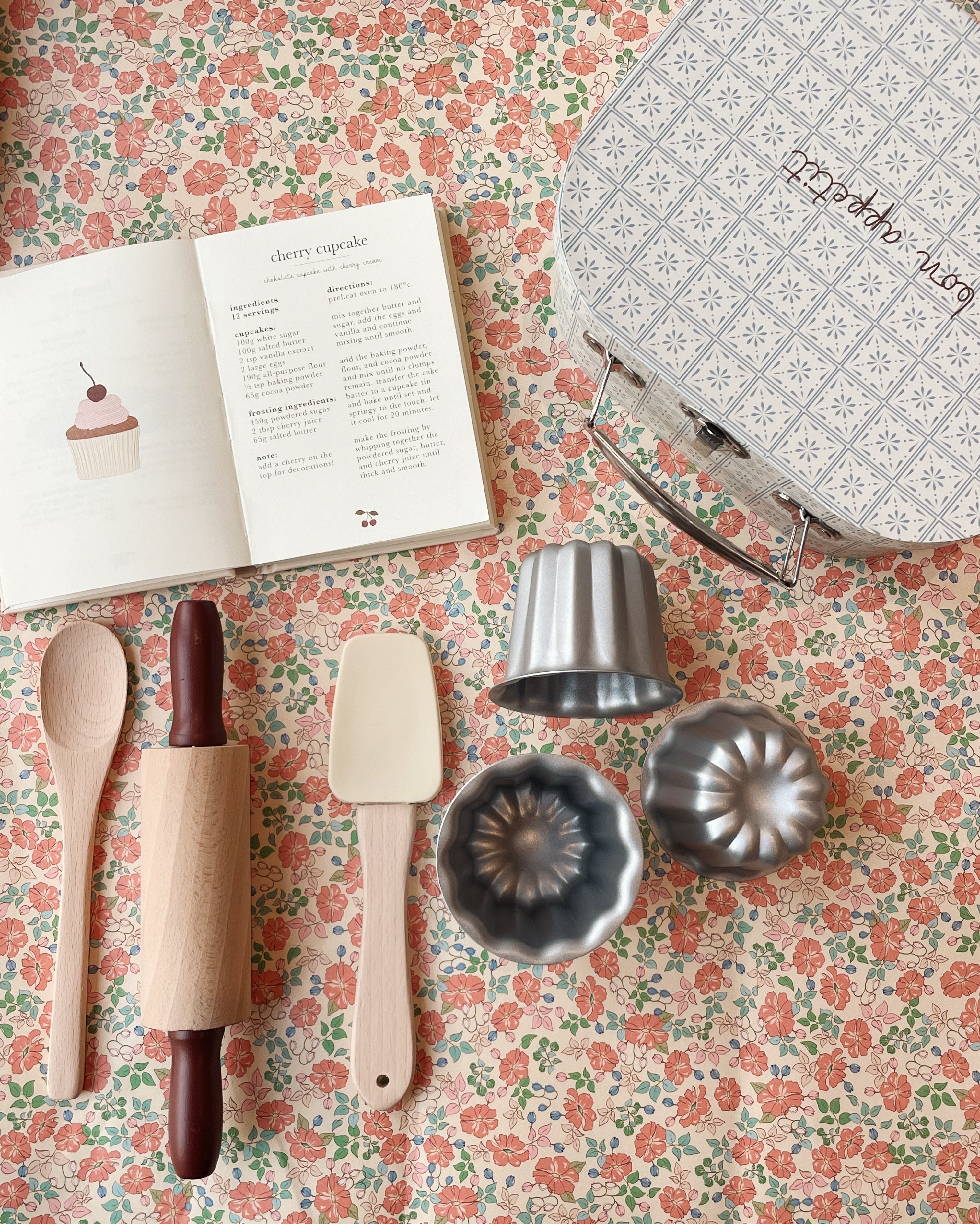 Madeleine Baking Set (Broken Box - As Is)